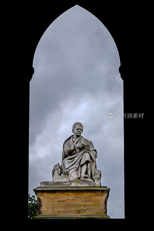 位于苏格兰爱丁堡西王子街花园的斯科特纪念碑内的沃尔特·斯科特爵士雕像，是为纪念苏格兰作家沃尔特·斯科特爵士而建的纪念碑，建于19世纪40年代