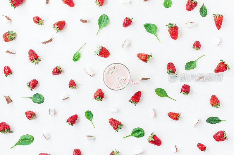 草莓奶昔，新鲜草莓和椰子在白色的背景
