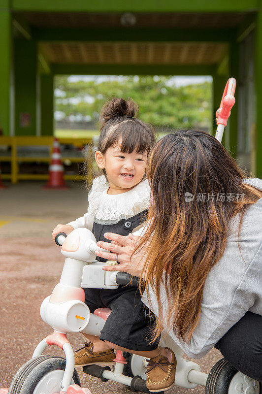 妈妈和小女孩在公园里玩