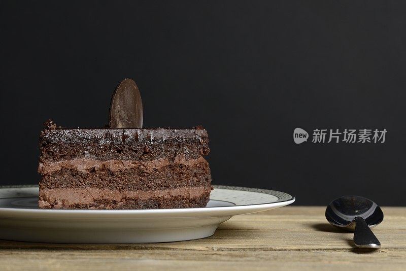 巧克力蛋糕放在木桌上