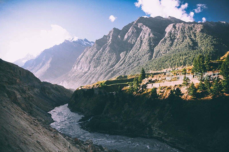 美丽的山谷河流和雄伟的山脉在印度喜马拉雅山