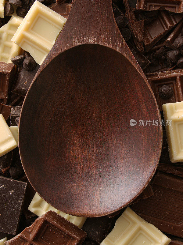 用空木勺舀混合巧克力块
