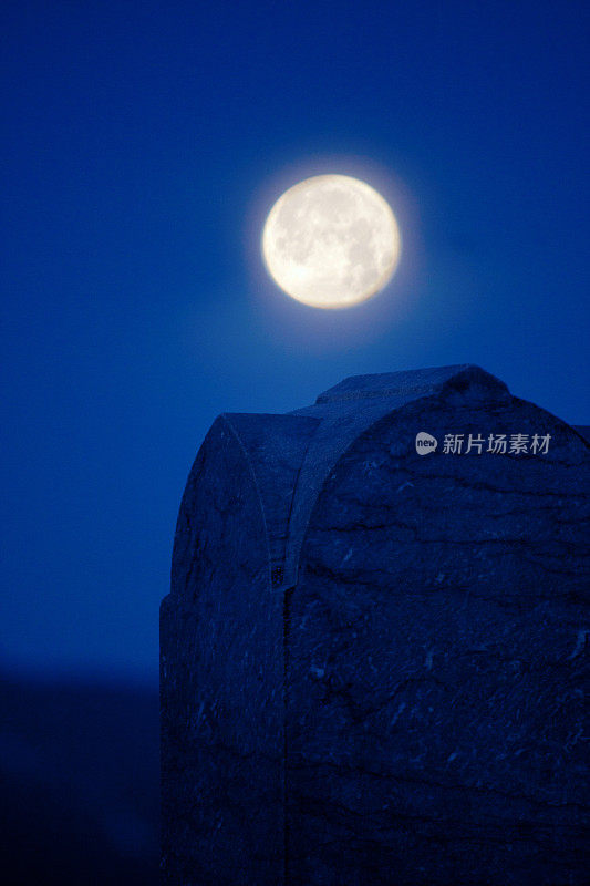 墓地纪念碑上的超级月亮