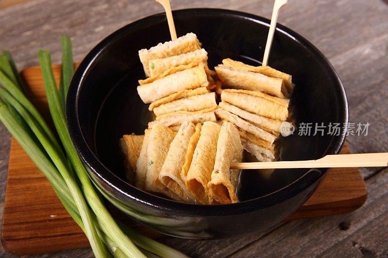 鱼饼串在碗里