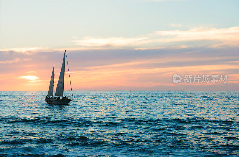 巴亚尔塔港帆船剪影在太平洋在日落