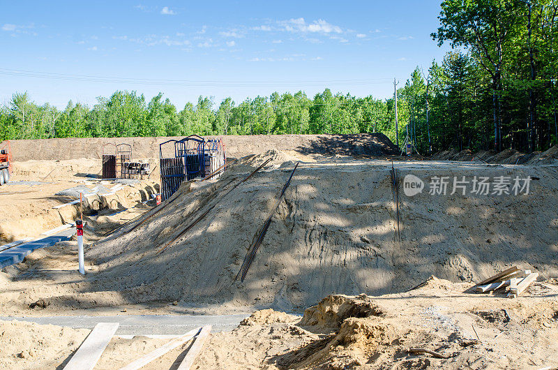 夏天，新发展区的树木已被清除，只剩下沙粒