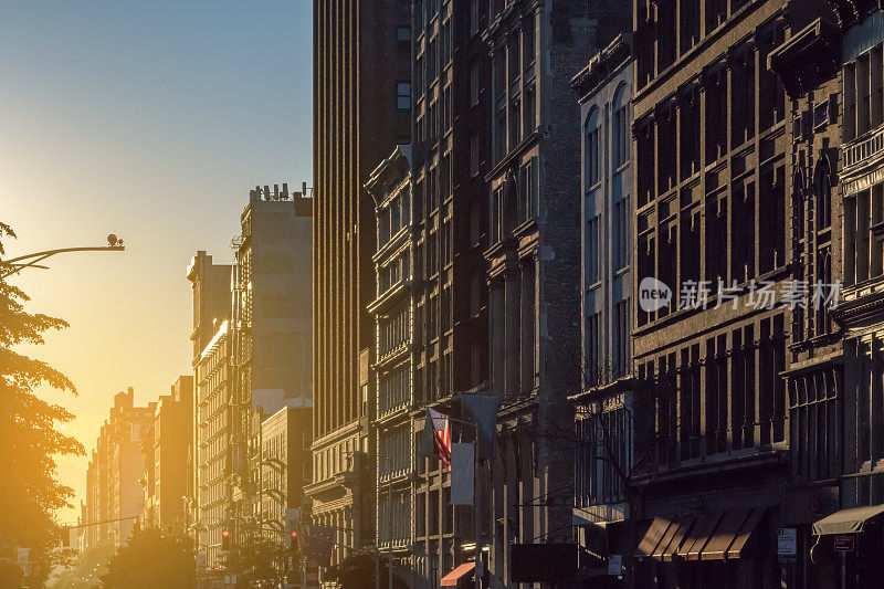 夕阳照在纽约市的一幢大楼上