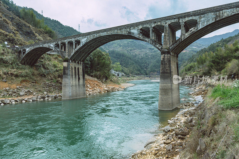 河上的古拱桥
