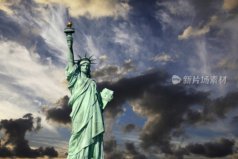 纽约日落时分的自由女神像