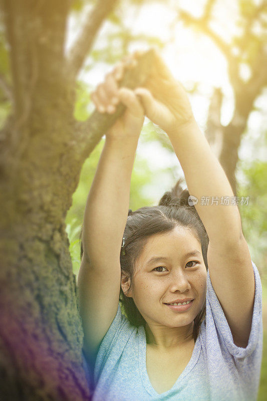 亚洲女孩享受新鲜空气和享受大自然的乐趣。