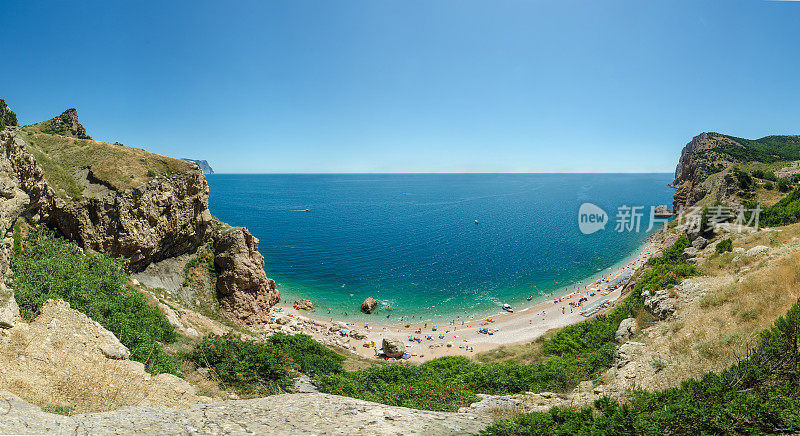 巴拉克拉瓦海滩全景，克里米亚黑海。湛蓝的海边有珊瑚、沙子和石头