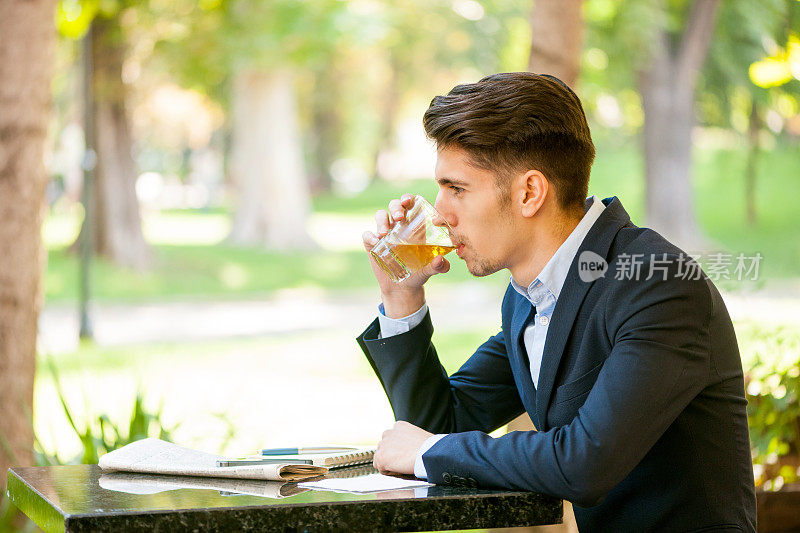 一个年轻的商人正在喝酒