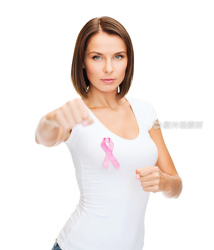 带着粉色癌症丝带的女人