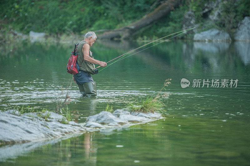 老年人在Soča河上钓鱼，斯洛文尼亚