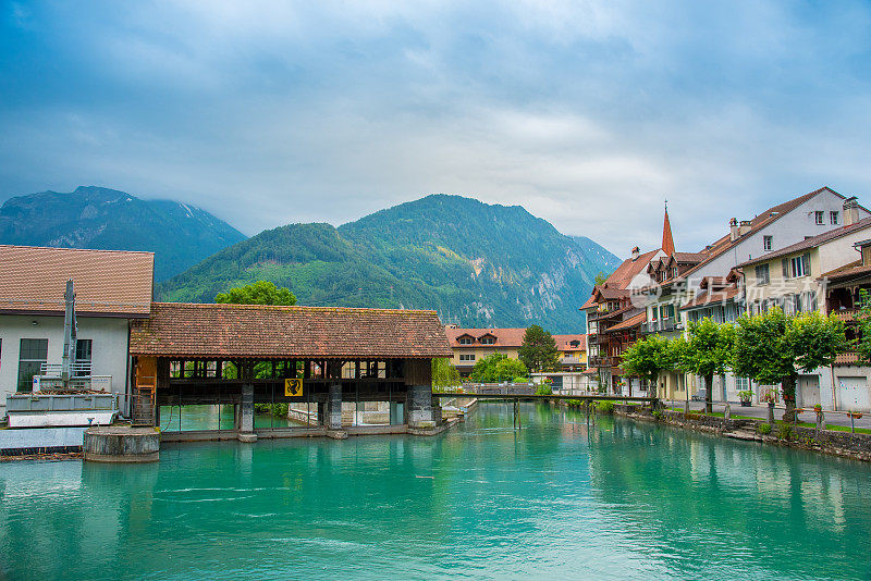 因特拉肯镇，有泰纳瑟河，瑞士
