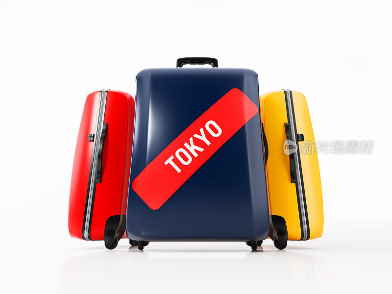 彩色行李与红色东京贴纸孤立在白色背景:旅游概念