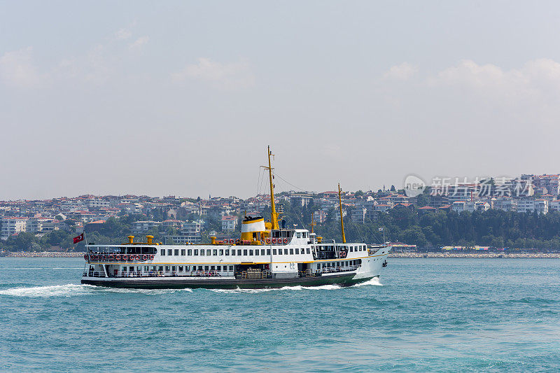 土耳其伊斯坦布尔卡迪科伊附近博斯普鲁斯海岸的传统客轮