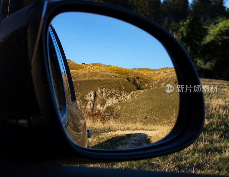 从汽车的看法。美丽的风景在镜山悬崖