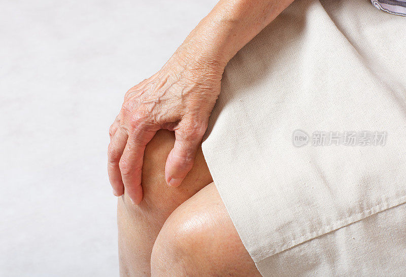 70到80岁的老妇人的膝盖。