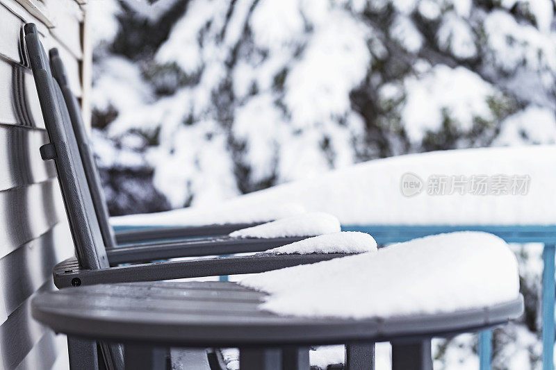 院子里到处都是雪。