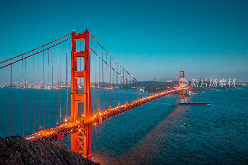 黄昏中的金门大桥，旧金山，加利福尼亚，美国
