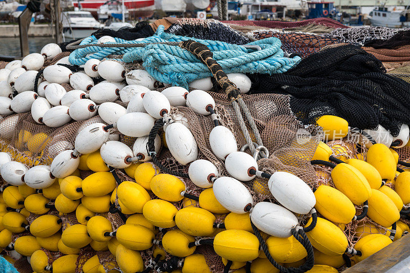 一个彩色渔网躺在船上的特写镜头