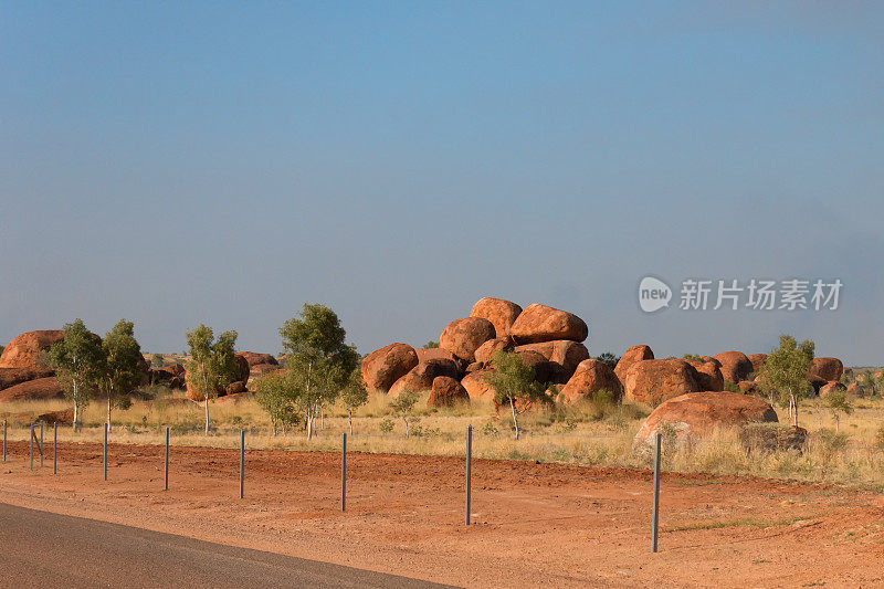 魔鬼的大理石和栅栏在澳大利亚北部的内陆地区