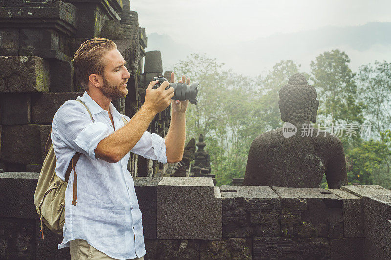 旅行者在印度尼西亚的婆罗浮屠寺拍照