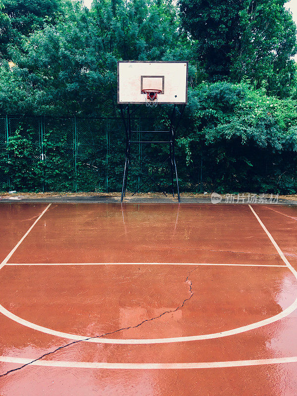 篮球场在下雨