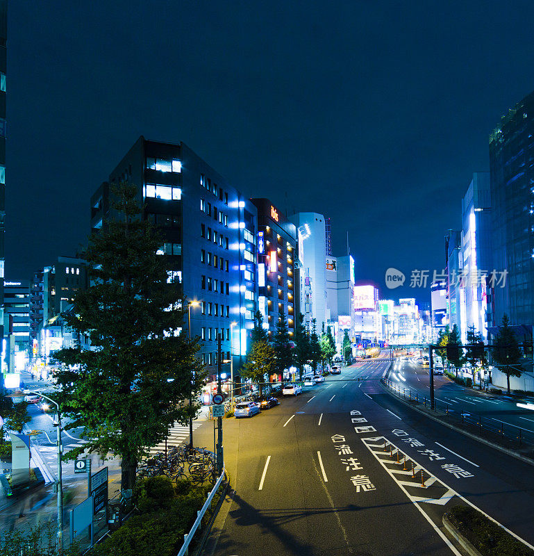 夜晚穿过东京办公楼的街道