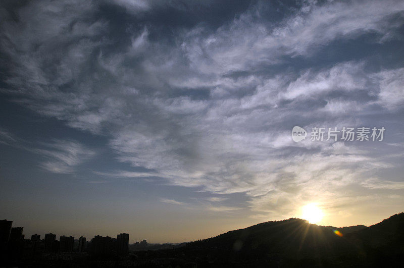 夕阳中的龙泉山