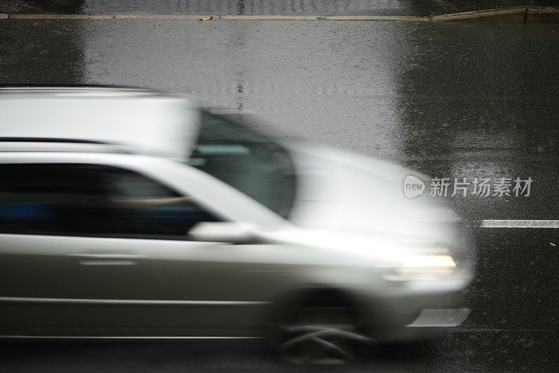 倾盆大雨时汽车在路上行驶