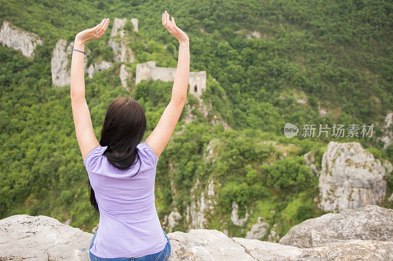 女人喜欢悬崖边的风景