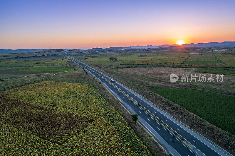 在保加利亚的高速公路上与夕阳相遇