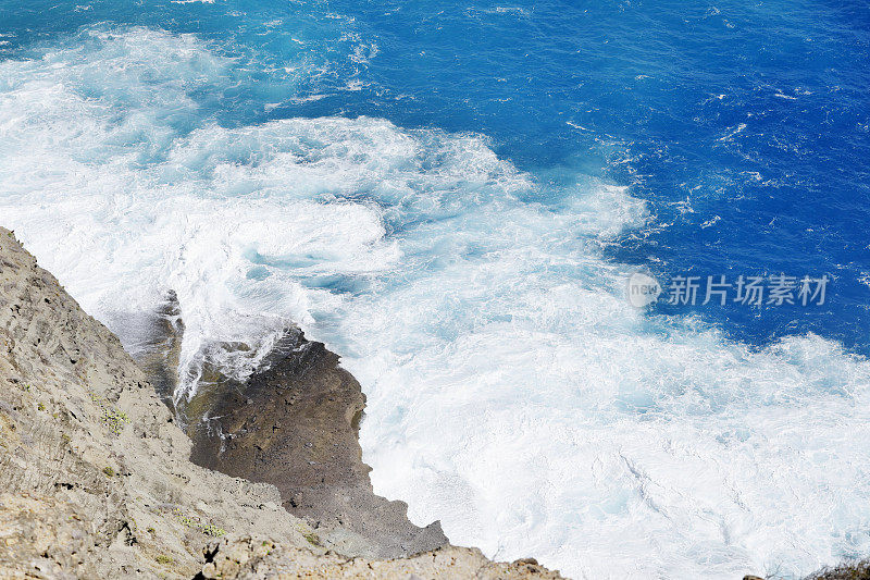 海浪袭击安提瓜多岩石的海岸线