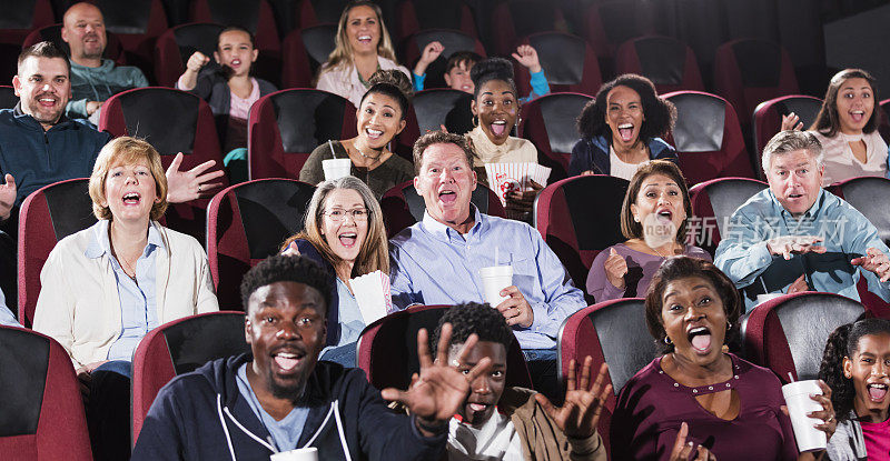 多民族观众在电影院看电影