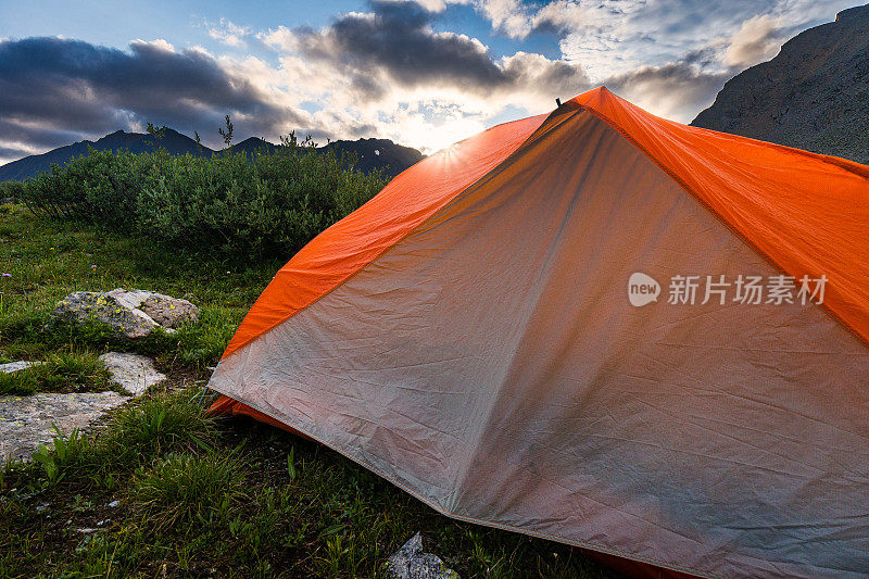 在日出的山露营背包