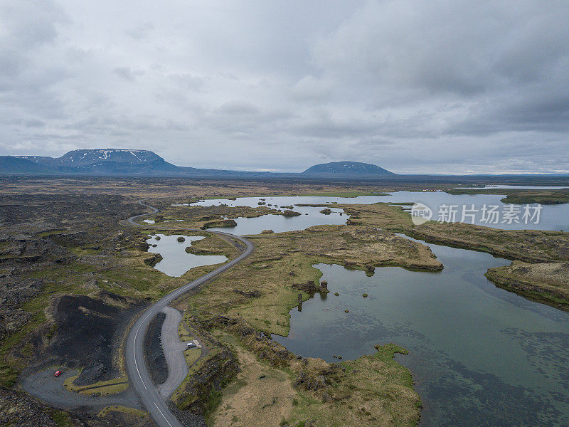 鸟瞰图的Myvatn地区在冰岛，沼泽，湖泊和道路