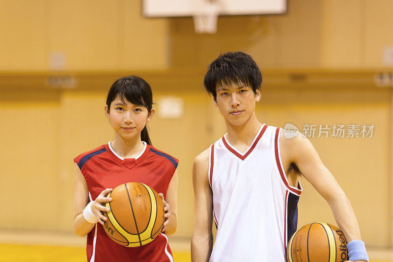 男生和女生一起打篮球