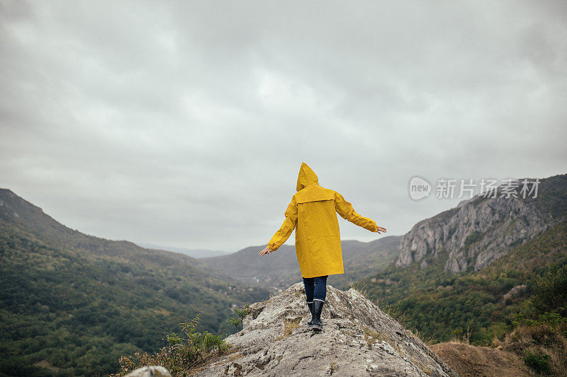 下雨天在大自然中徒步旅行