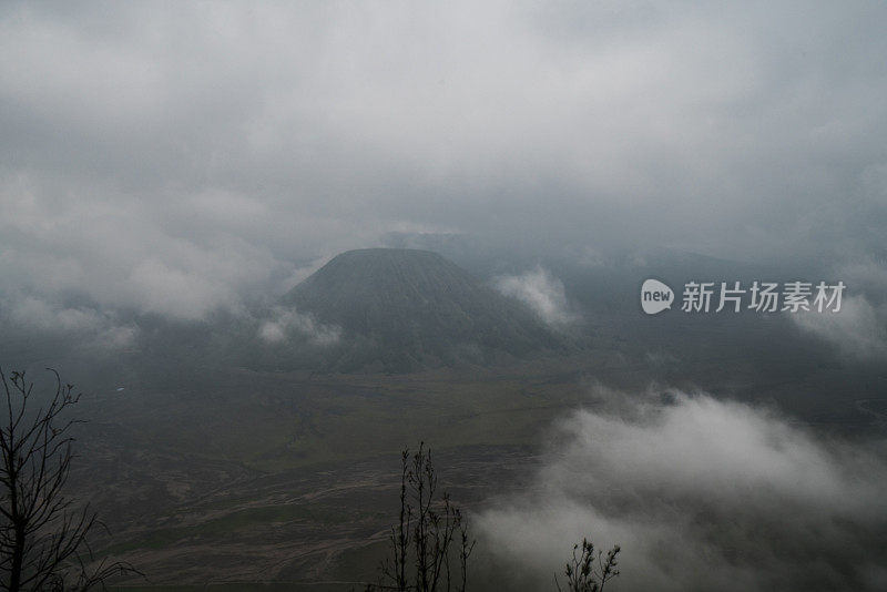 印尼火山上的贡溴火山阴天