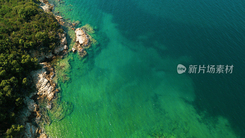 鸟瞰爱琴海清澈的海水