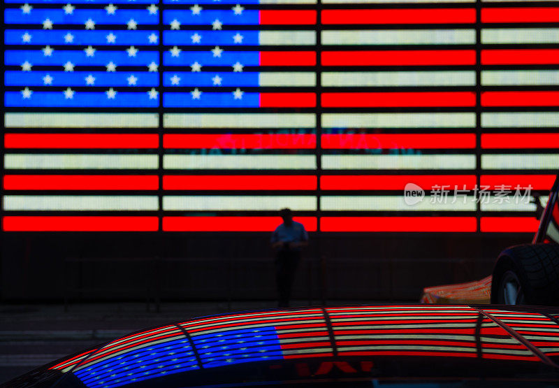 汽车在时代广场，美国国旗在反思