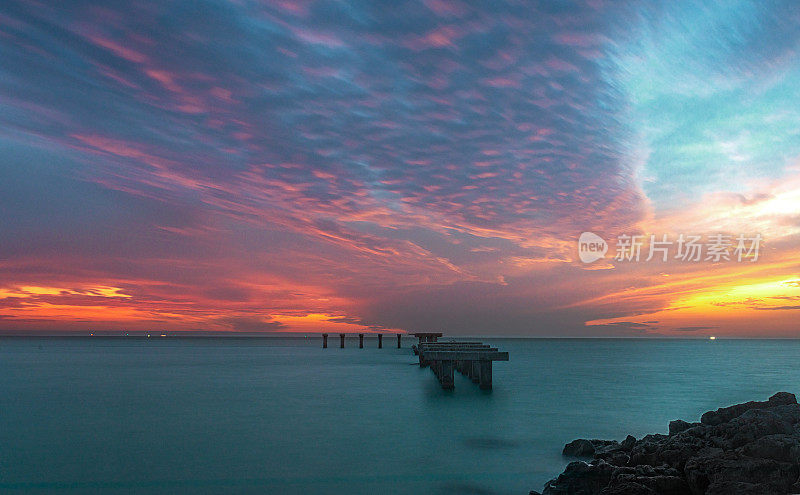 博卡格兰德老钓鱼码头大天空日落晚霞