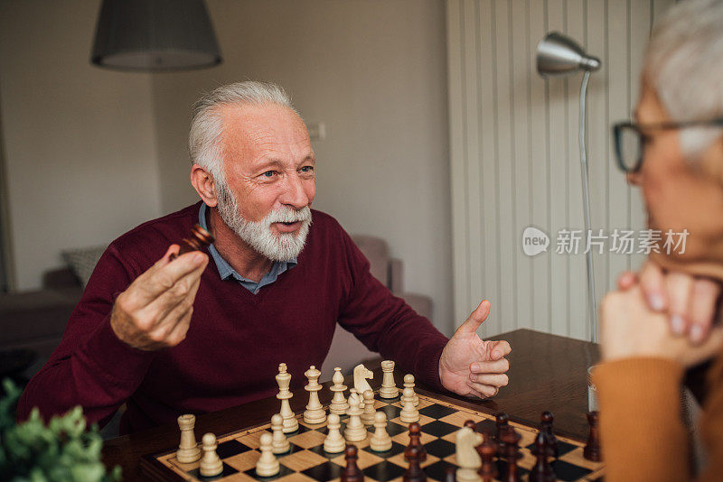 一个男人和一个女人下棋