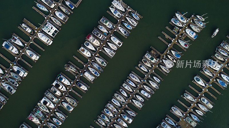 从空中俯瞰加利福尼亚旧金山码头上的游艇和船只
