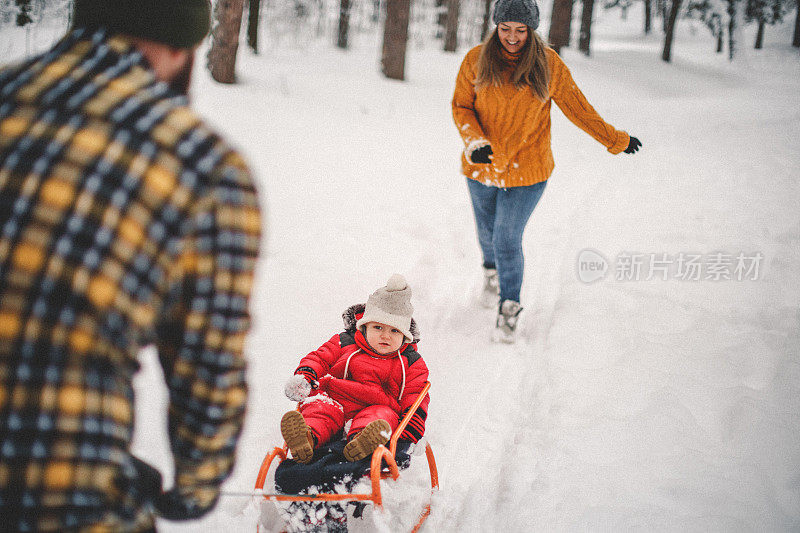 年轻快乐，合家拉雪橇