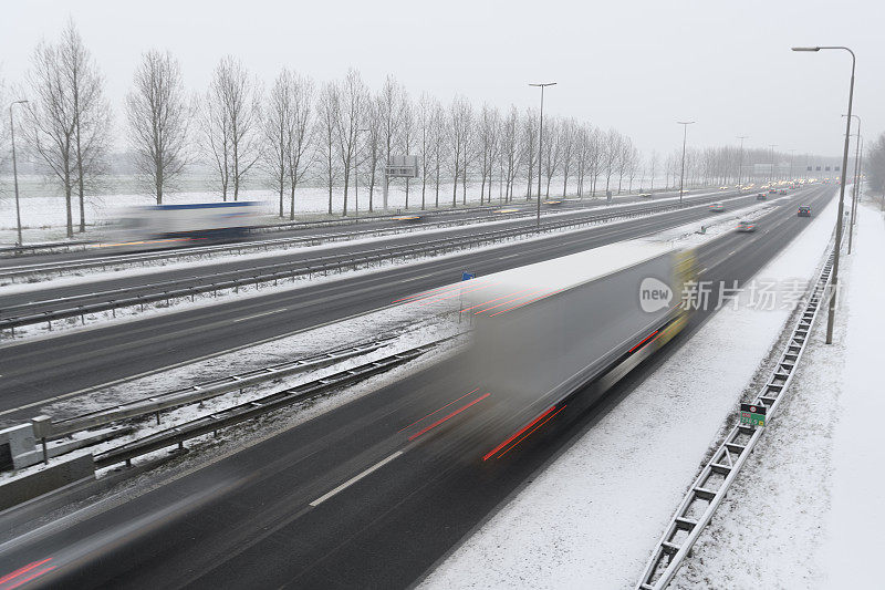 冬季暴风雪期间高速公路上的交通