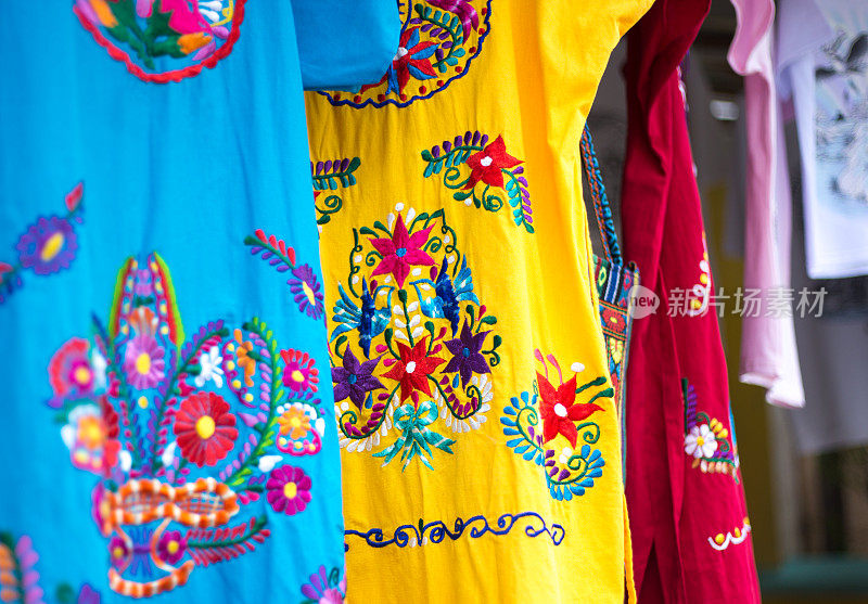 墨西哥:传统的彩色棉布连衣裙(特写)零售展示