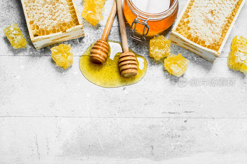 天然蜂蜜在蜂巢与木勺。